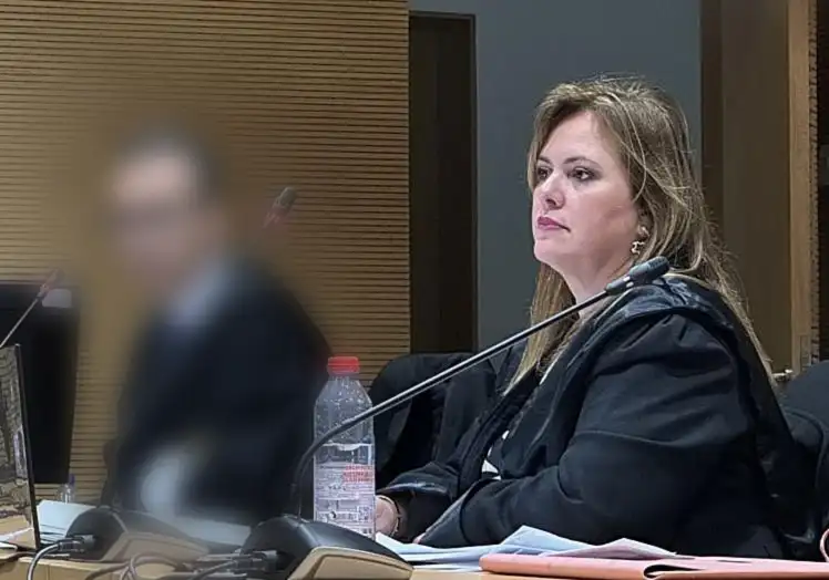 Sala de vistas durante un procedimiento judicial